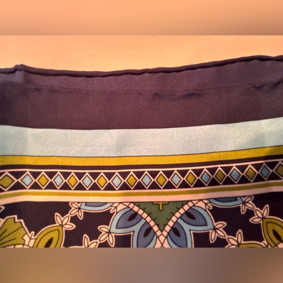 Vera Bradley | ladies square silk scarf. - Picture 9 of 9